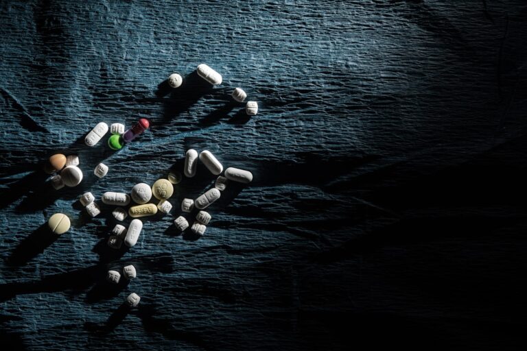 Dlaczego nagłe odstawienie leków psychotropowych wywołuje zespół odstawienny? - okładka